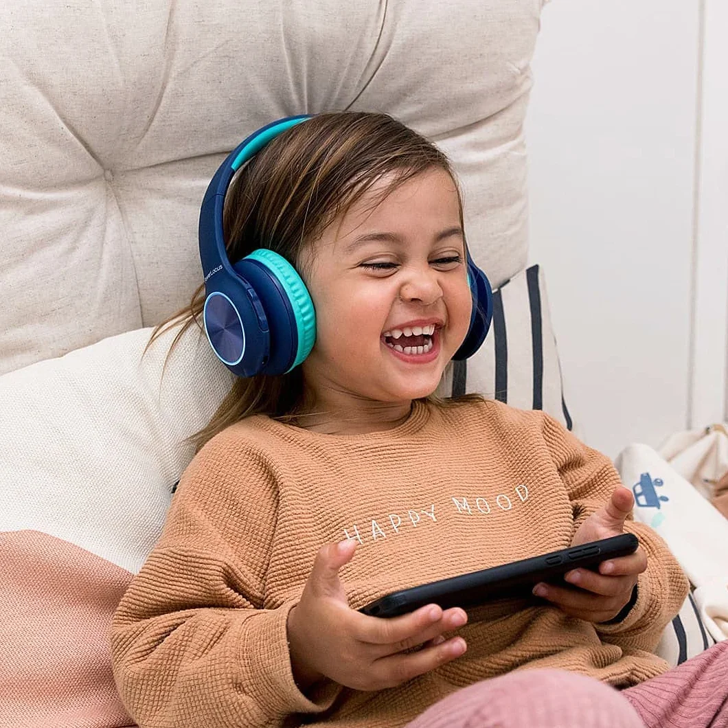PowerLocus Cuffie Bluetooth pieghevoli senza fili per bambini con luci LED, HD Stereo, USB-C Ricarica Rapida, Micro integrato, SD Modalità e cablata per iPhone/Tablet/TV