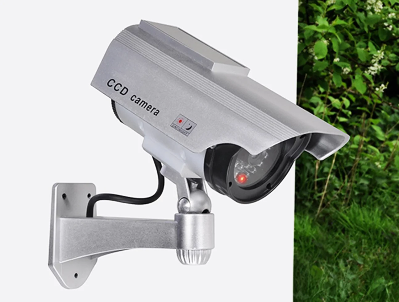 com-four® 2x Telecamera finta per esterno - telecamera fittizia con supporto a parete - telecamera di sicurezza solare con LED per la casa (02 pezzi)