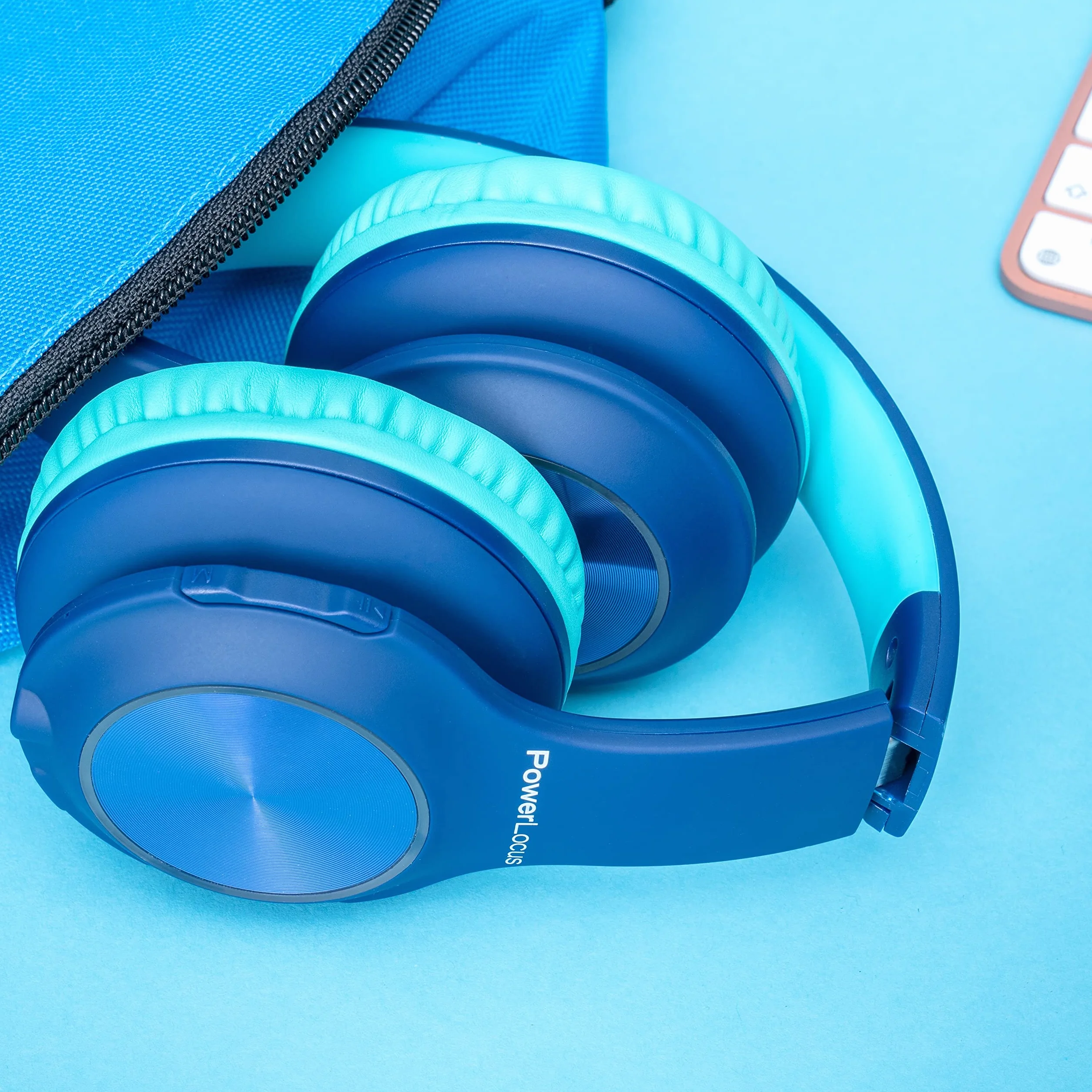 PowerLocus Cuffie Bluetooth pieghevoli senza fili per bambini con luci LED, HD Stereo, USB-C Ricarica Rapida, Micro integrato, SD Modalità e cablata per iPhone/Tablet/TV